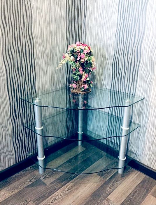 Продам угловой стекляный стол