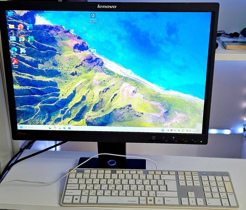 Компютър LENOVO с монитор LENOVO и клавиатура