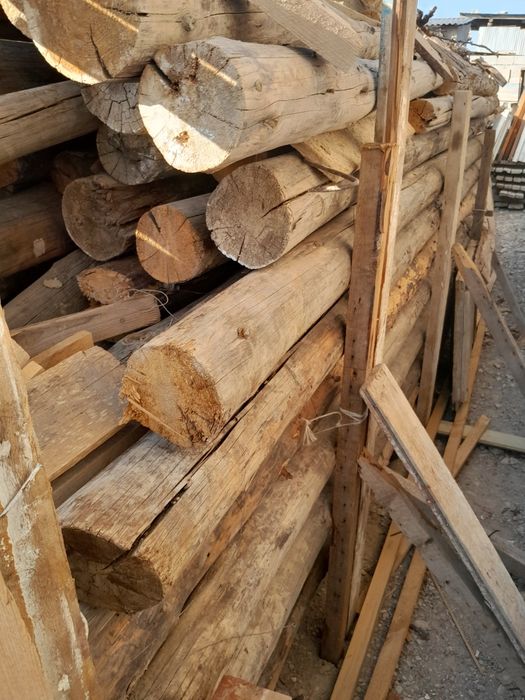 Қолданыста болған ағаш поддондар, таудың жалпақ тастары, ағаш есіктер