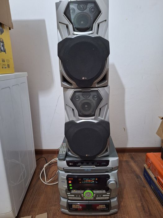 Vând combina muzicala LG +2boxe+telecomanda