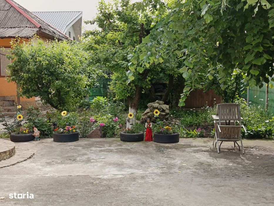 vand casa 2 corpuri-spatioasa pretabil 2 familii