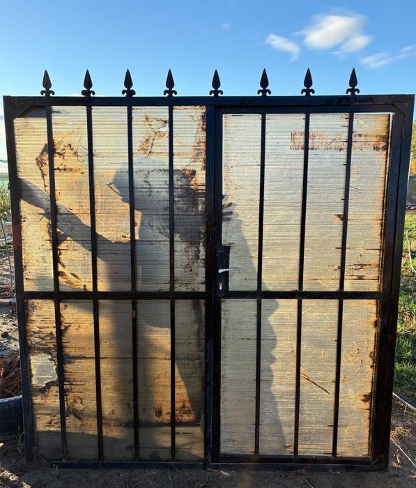 Poarta auto, cu poarta pietonala inclusa