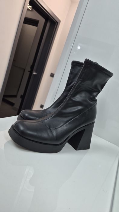 Botine negre cu toc gros și platformă – stare foarte bună