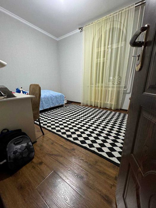 The cottage is for sale in the city center.Прод-ся коттедж в центре г.