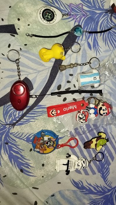 Vând diferite brelocuri sunt și cu lumini câteva