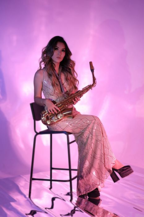 Саксофонистка, выступления в Алматы музыкант, саксофон, саксофонист