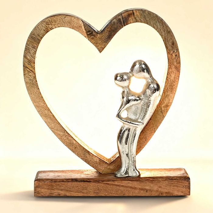 Decoratiune de masa din lemn inima cu figurina cuplu imbratisat 18x22