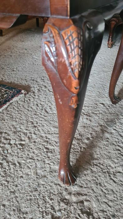 старинна  дървена маса с дърворезба в стил луи