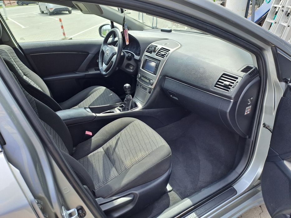 VÂND  SAU SCHIMB Toyota Avensis