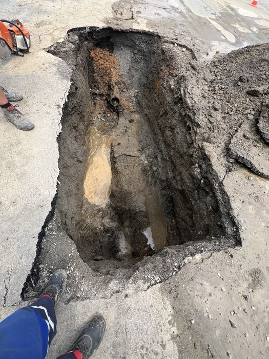 Изкопни и почистващи дейности полагане на канал с малък багер и бобкат