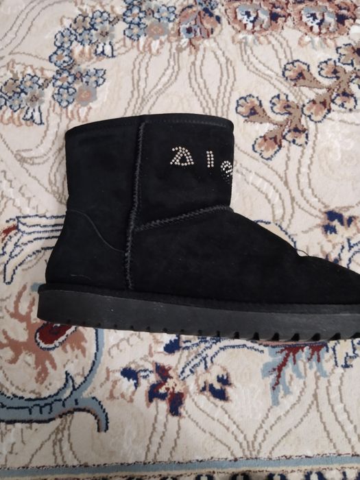 Продам Уги в отличном состояние 39 размер