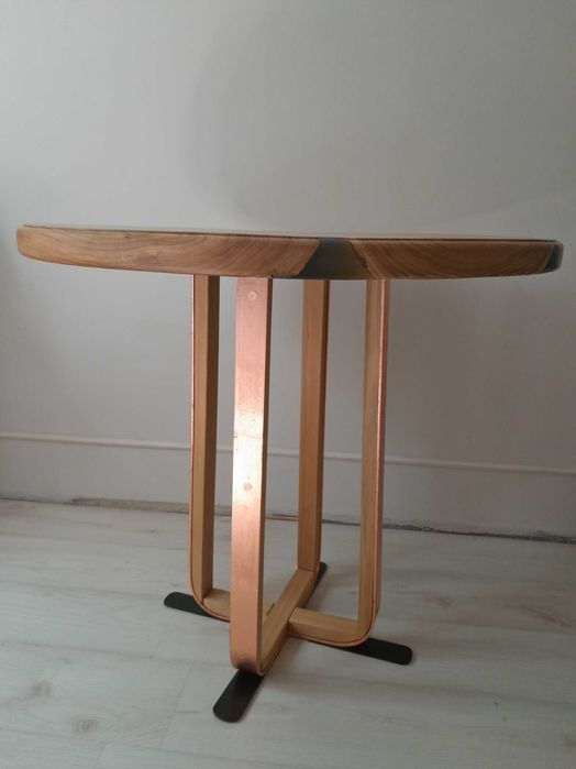 Стол из дерева с эпоксидной смолы