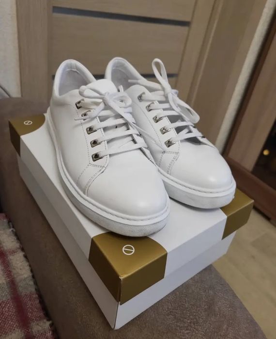 Продам классические кроссовки