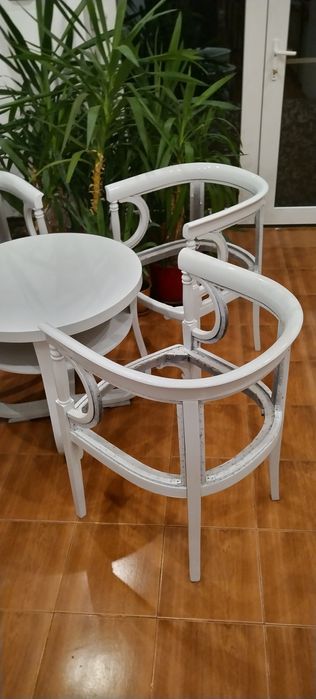 Mobilier stil  partial restaurat  culoare alba