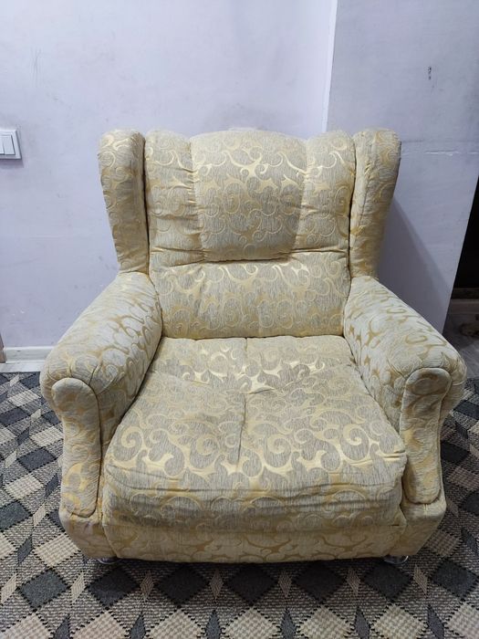 Срочно!!! Продается диван с двумя креслами.