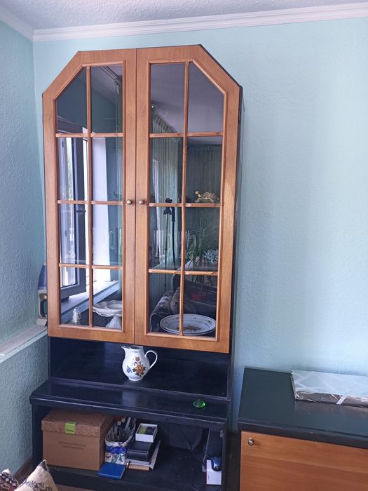 Сервант для посуды в хорошем состоянии