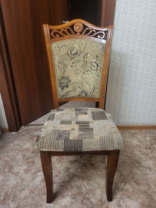 Стол стулья в гостиную