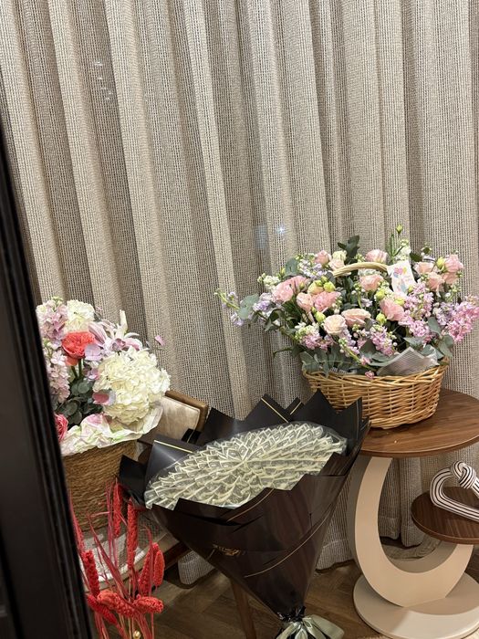 Цветы розы сирен с корзине