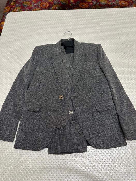 Продам брючный костюм тройка