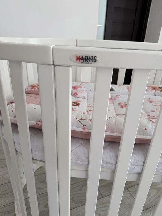 Vând pătuț bebe Marvis – oval/rotund, transformabil 9 în 1 – ALB