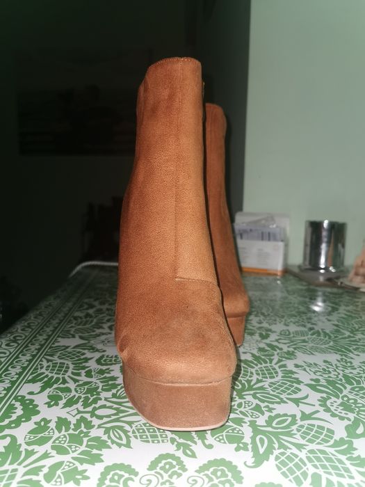 Vand botine in stare noua