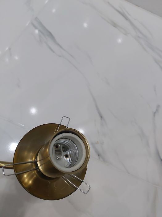 Продается матовая белая бра