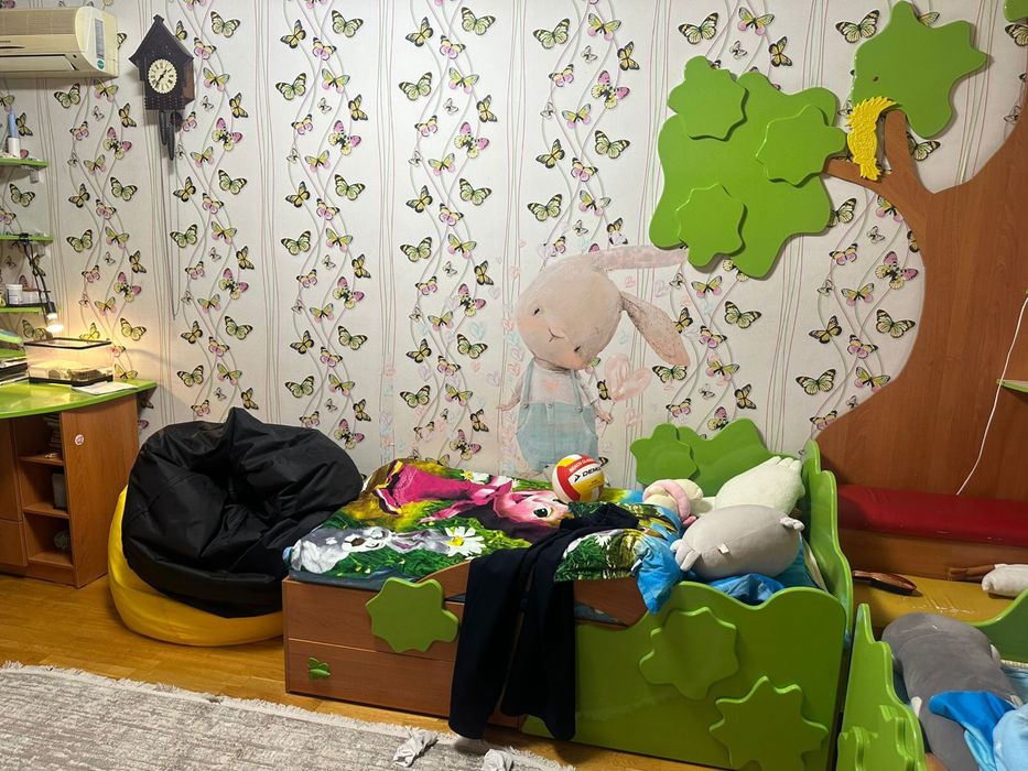 Детский гарнитур, 2 кровати, 2 стола, полки