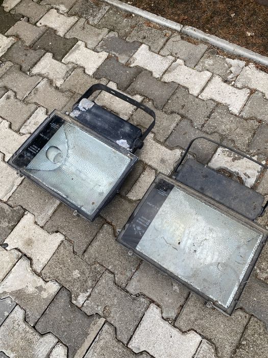 Proiectoare exterioare cu halogen, par led