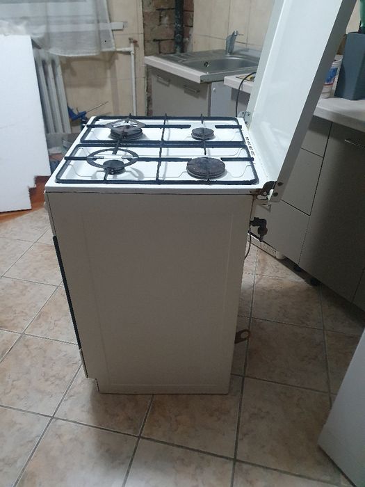 Vând aragaz zanusi cu gril electric