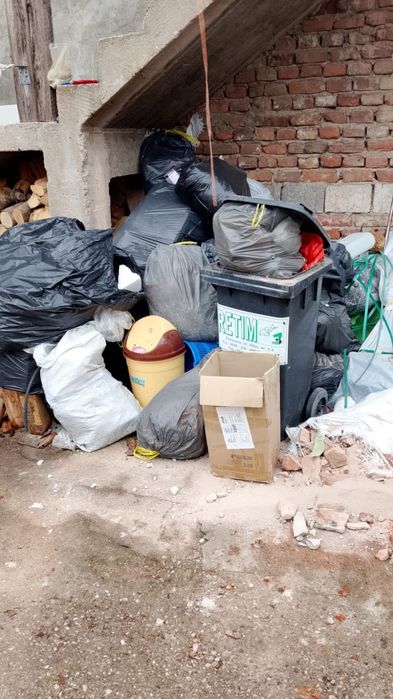 Denarasez  ridic moloz si deseuri la sac