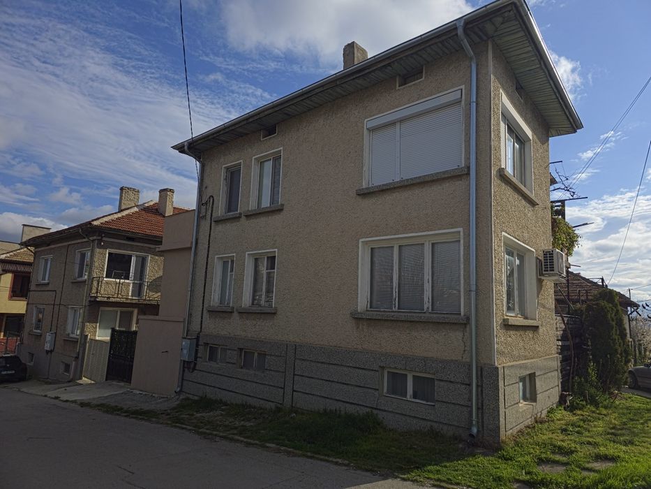 Продава се  3 етажна къща със приземен етаж  108 квадрата на етаж.