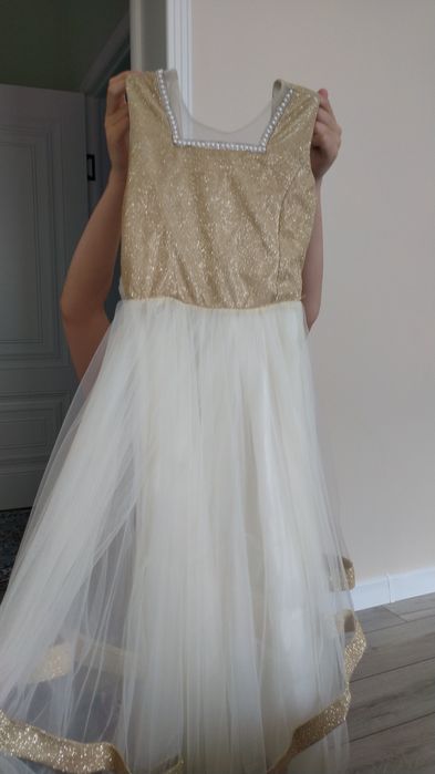 Шикарное платье на 8-10лет,одевали один раз.отдаю за 5000