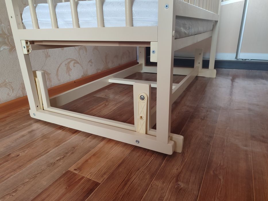 Продам детскую кроватку с маятником