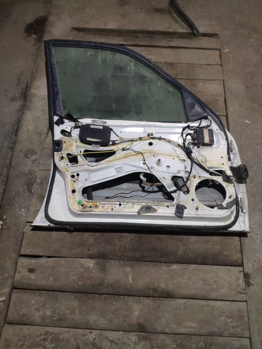 Дверь передняя левая Мерседес w 210