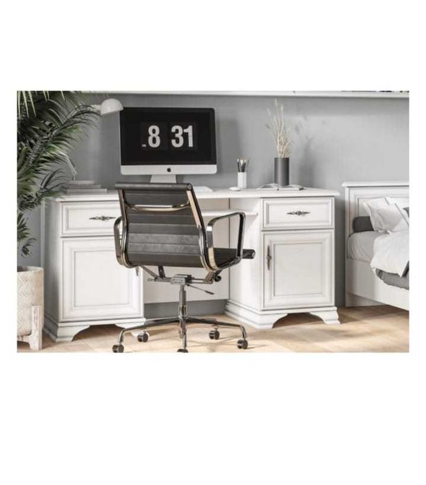 Письменный стол в хорошем состоянии