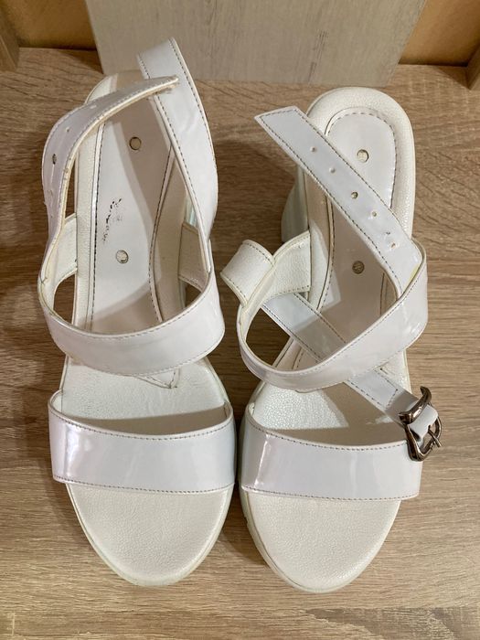 Дамски бели сандали
