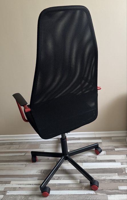 Въртящ се офис стол