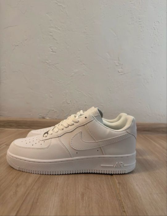 Vând adidaşi Nike AirForce 1