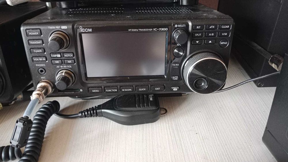 Продается  трансивер Icom7300