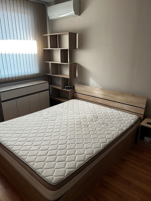 Продавам спалня с подматрачна рамка+матрак