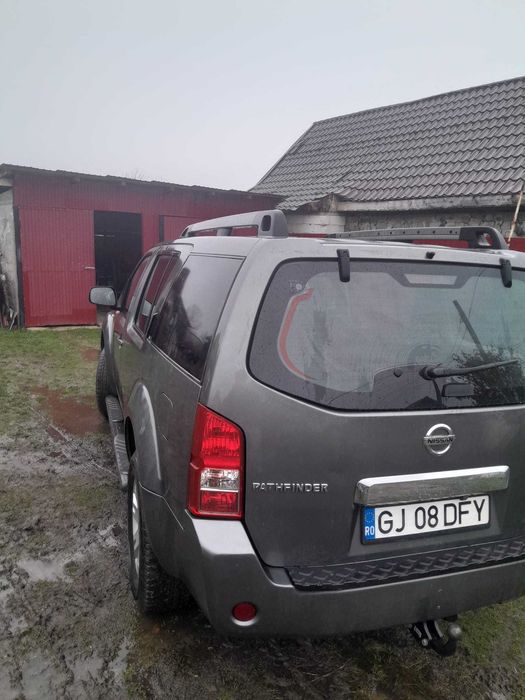 Vând Nissan Pathfinder