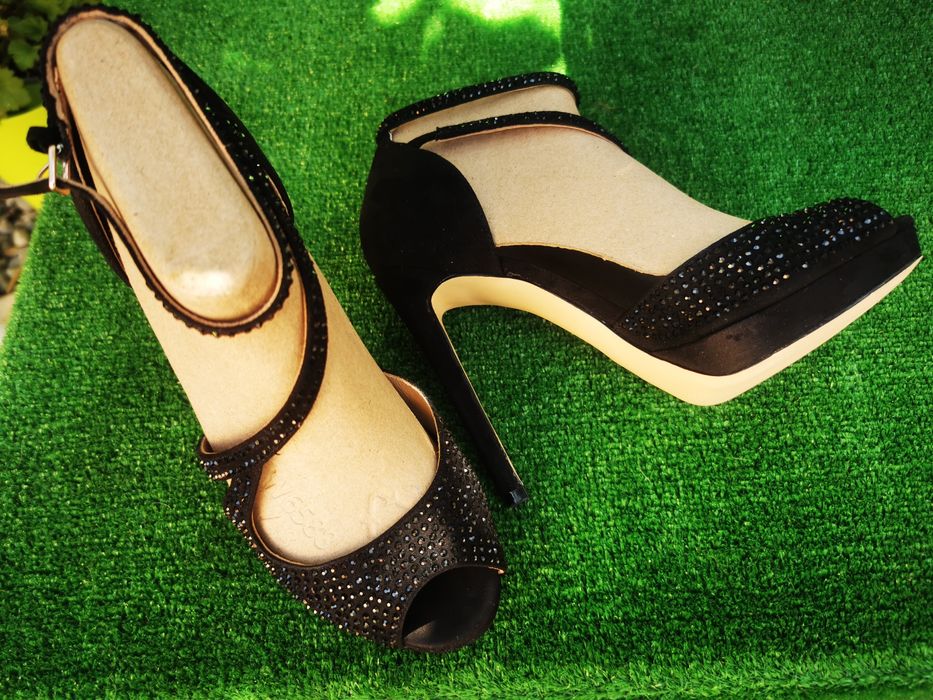 Sandale Guess negre , nr 37, elegamte cu toc inalt, la jumatate pret