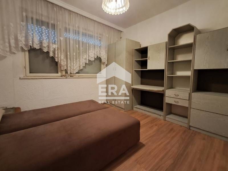 Тристаен панелен апартамент за продажба, с отделна Г-образна кухня, в