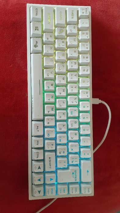 Sotuvda RGB klaviatura