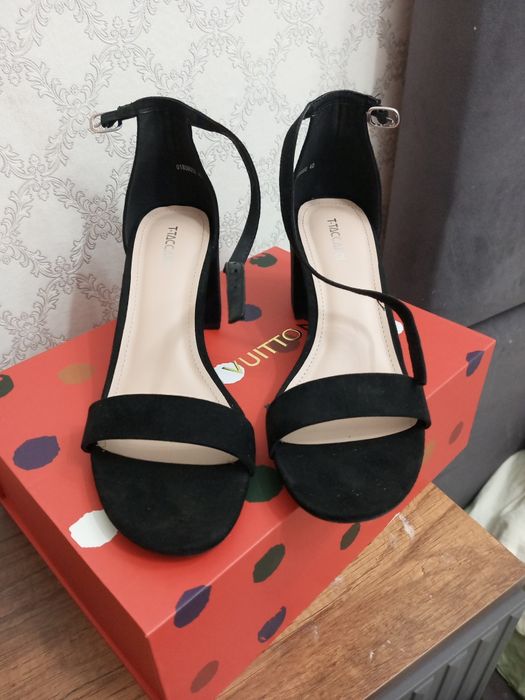 Продам босоножки