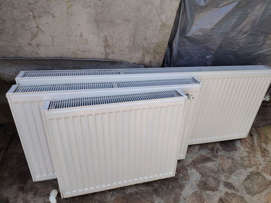 Vind trei bucăți de calorifer în stare bună