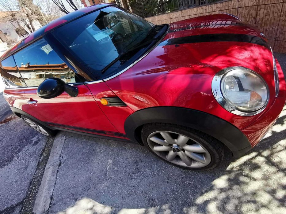 MINI One 1.4i, 95 к.с. — червен с черни ленти, 132 000 км