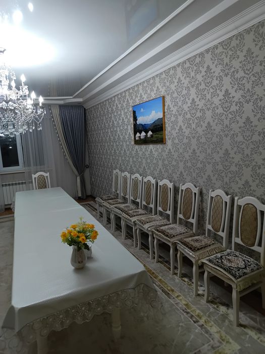 Стол и стулья для гостиной