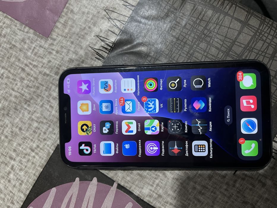 Продам айфон 11.
