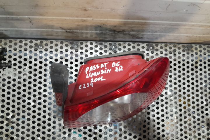 Lampa / Tripla stop dreapta pe aripa Volkswagen VW Passat B6